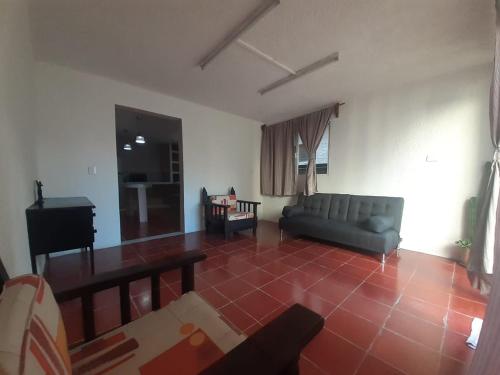 sala de estar con sofá y piano en Beicoc2 en Cozumel