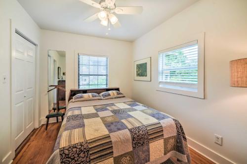 1 dormitorio con 1 cama y ventilador de techo en Modern St Elmo Cottage by Lookout Mtn and Near Dwtn en Chattanooga