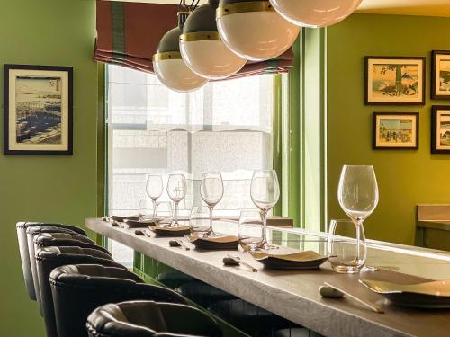 un tavolo in un ristorante con bicchieri di vino sopra di Beaverbrook Town House a Londra