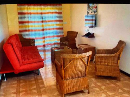 - un salon avec des chaises et un fauteuil rouge dans l'établissement Casa La Playa - # Sea,Sun & Relax #, à Riambel