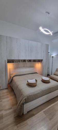 a bedroom with a large bed with two baskets on it at Mini Appartamento Centro Niscemi in Niscemi