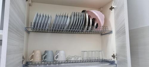 een plank met borden en keukengerei in een keuken bij Mini Appartamento Centro Niscemi in Niscemi