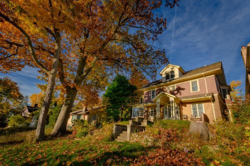 a house on a hill in the fall at Niagara River&Gorgeview Manor-10MinsWalkToFalls in Niagara Falls