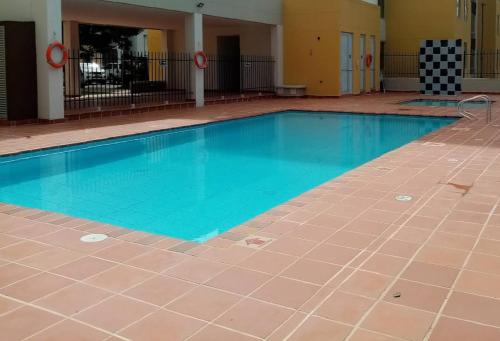 - une piscine d'eau bleue dans un bâtiment dans l'établissement Apto amoblado al lado del Centro Comercial Jardín Plaza, à Cúcuta
