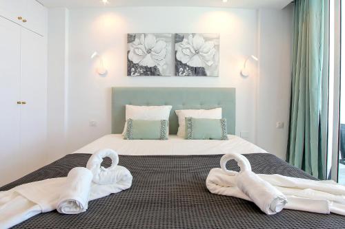 una camera da letto con due asciugamani su un letto di SEA LA VIE Ponderosa 617 a Playa Fañabe