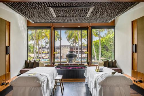 Duas camas num quarto com uma janela em The Setai, Miami Beach em Miami Beach