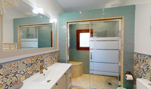 y baño con lavabo y ducha. en Villa Encinas, en Cumbre del Sol