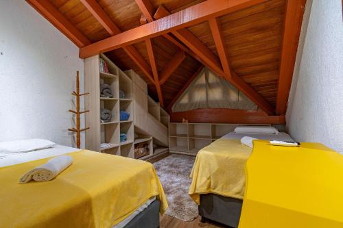 En eller flere senge i et værelse på Rosa Casa Geminada Villa Mariana