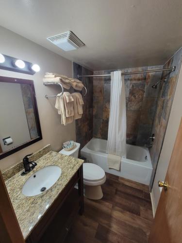 Ванна кімната в The Hulett Motel