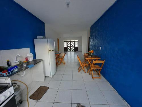 eine Küche mit einem Kühlschrank sowie einem Tisch und Stühlen in der Unterkunft Casa com piscina in Juazeiro do Norte