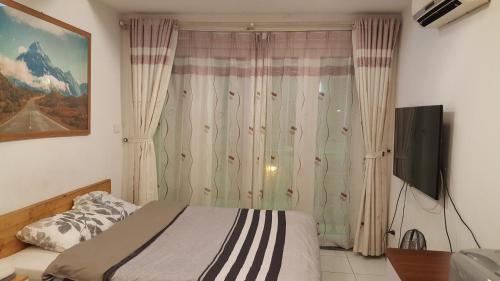 Μια τηλεόραση ή/και κέντρο ψυχαγωγίας στο Best Price Hồ Tây Apartments for Long Stays