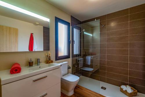 a bathroom with a toilet and a sink and a shower at Villa Fakay by Villa Plus in Caleta De Fuste