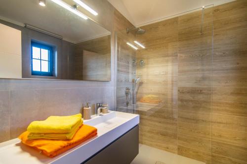 een badkamer met een wastafel en een douche bij Villa Prodol by Villa Plus in Manjadvorci