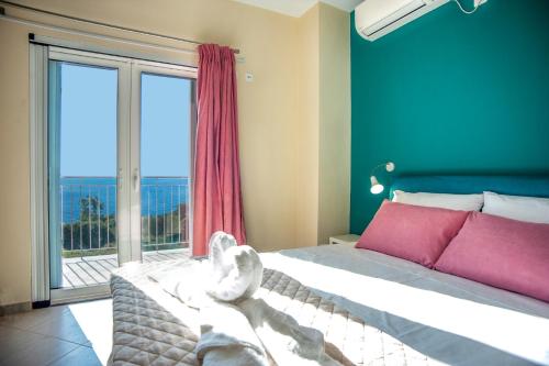 ein Schlafzimmer mit einem Bett und einem großen Fenster in der Unterkunft Villa Roz by Villa Plus in Plateies