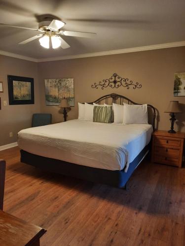 Postel nebo postele na pokoji v ubytování Elder Mountain Room at Tennessee RiverPlace