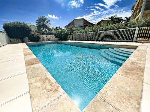 Orient Bay的住宿－Villa Carpe Diem sea front pool Orient Bay，庭院里的一个蓝色海水游泳池