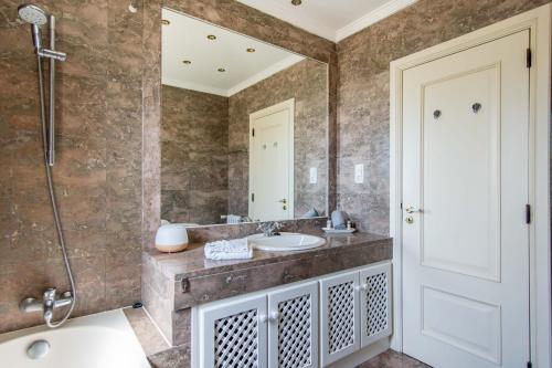 a bathroom with a sink and a shower at Charmante villa Authentique in Loulé