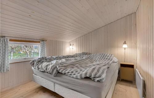 カロンボーにあるStunning Home In Kalundborg With 2 Bedrooms And Wifiの窓付きの白い部屋のベッド1台
