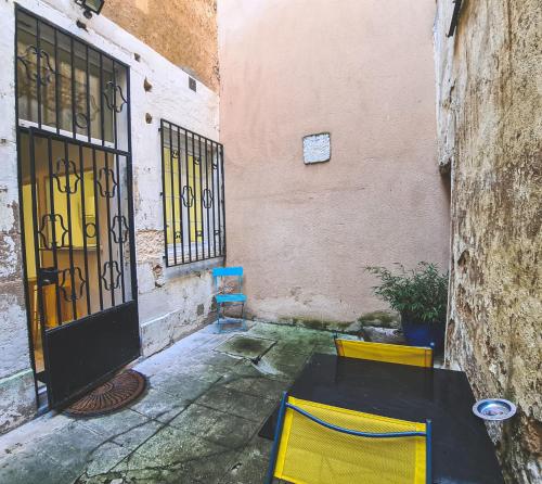 a table and chairs in front of a door at Yellow Studio - Poitiers Coeur de ville in Poitiers