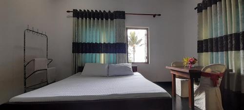 Postel nebo postele na pokoji v ubytování Isuru Holiday Inn