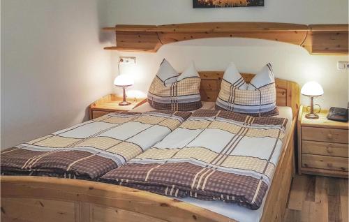 - une chambre avec un grand lit en bois et 2 lampes dans l'établissement Stunning Home In Gunderath With Kitchen, à Gunderath