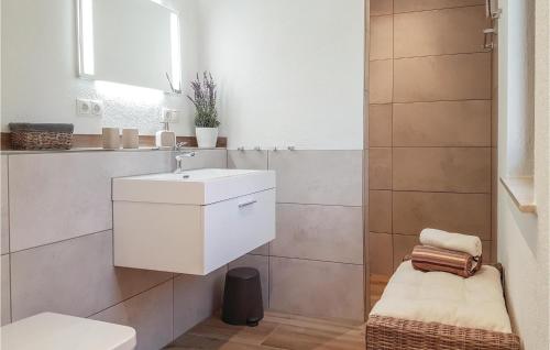 La salle de bains blanche est pourvue d'un lavabo et de toilettes. dans l'établissement Stunning Home In Gunderath With Kitchen, à Gunderath