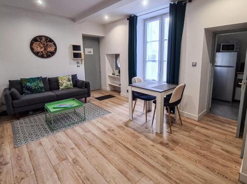 un salon avec un canapé et une table dans l'établissement Appart Saint Cyprien + Parking privatif, à Poitiers