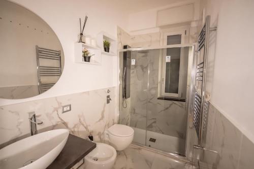 a bathroom with a sink toilet and a mirror at n&ghomesweethome RaffaelloElegante appartamento ideale casa vacanze affari in Milan