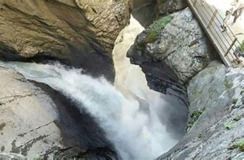 a view of a waterfall on a rocky mountain at Komfortabel, Perfekte Lage, neue Wohnung, gratis P in Lauterbrunnen