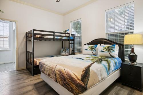 - une chambre avec un lit superposé dans l'établissement A Beach Spot, à Galveston