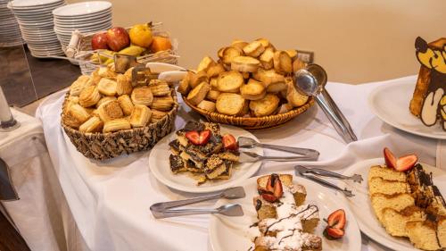 een tafel met borden en broodmanden bij Los Espinillos Hotel y Spa in Villa Carlos Paz
