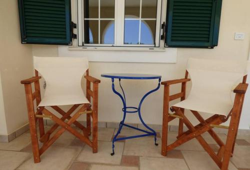 two chairs and a blue table and two chairs at Agios Leon Apartment 2 in Agios Leon