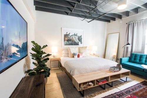 Postel nebo postele na pokoji v ubytování Stellar Suites