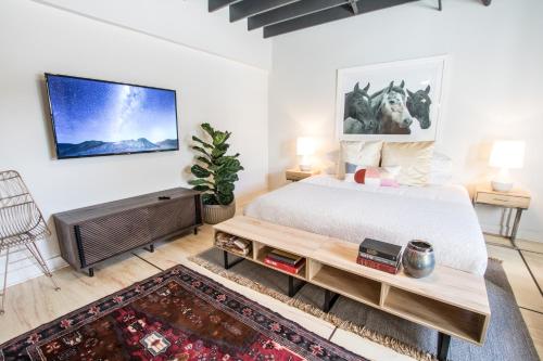 Postel nebo postele na pokoji v ubytování Stellar Suites