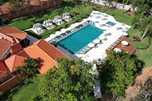 an overhead view of a swimming pool with lounge chairs and a resort at Sanma Hotel in Foz do Iguaçu
