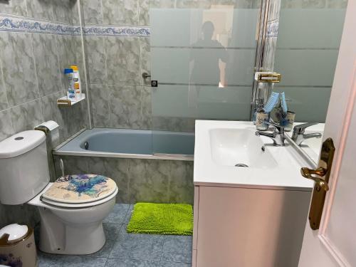 プエルト・デ・ラ・クルスにあるVista Rosmaryのバスルーム(洗面台、トイレ、バスタブ付)
