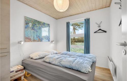 Bett in einem Zimmer mit Fenster in der Unterkunft Cozy Home In Ebeltoft With Indoor Swimming Pool in Ebeltoft