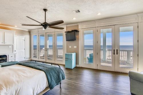 um quarto com uma cama e vistas para o oceano em Enchanted Beachfront by Ryson Vacation Rentals em Galveston