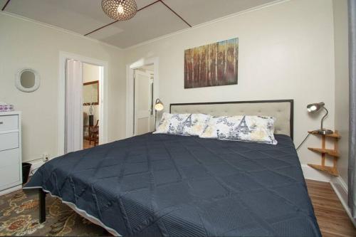 Ένα ή περισσότερα κρεβάτια σε δωμάτιο στο The Bushnell Suite C2 CURRENT Upgrades are Underway Daily!
