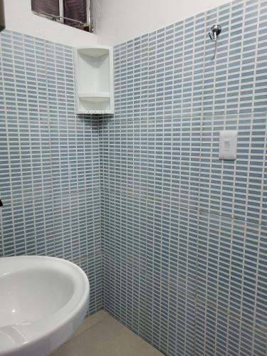 La salle de bains est pourvue de toilettes blanches et d'un lavabo. dans l'établissement Cantinho Braslis Suíte linda e aconchegante em Caraiva, há 10 minutos da praia, à Porto Seguro