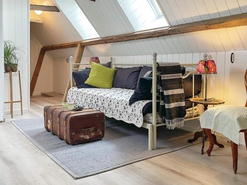 ein Schlafzimmer mit einem Bett und einem Koffer in der Unterkunft Holiday home TOMELILLA II in Tomelilla