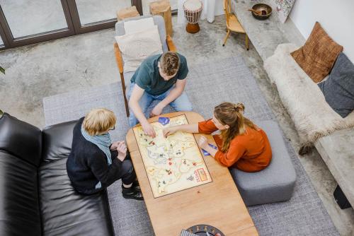 eine Gruppe von Menschen, die um einen Tisch sitzen in der Unterkunft Viktoria Guesthouse in Westerlo