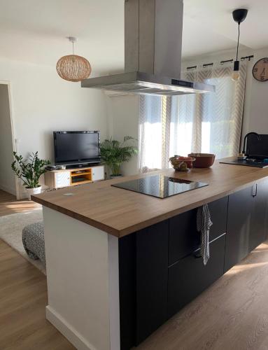 une cuisine avec un îlot et un comptoir dans l'établissement Proche du centre ville avec parking privé gratuit, à Aix-en-Provence