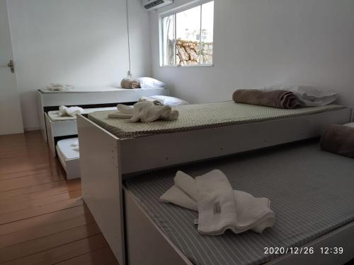 Ce dortoir comprend 2 lits superposés et des serviettes. dans l'établissement Le Partie, à Angra dos Reis