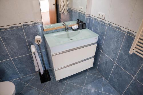 ein Bad mit einem Waschbecken und einem Spiegel in der Unterkunft Casa do Lagar in Geres