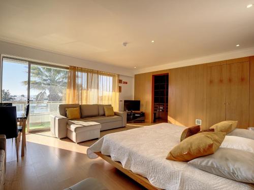 a bedroom with a bed and a living room at Bed and Breakfast Summer Cascade Pequeno almoço incluido in Alvor