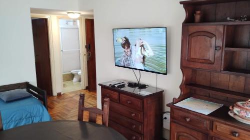 TV a/nebo společenská místnost v ubytování Departamento 2 amb ,microcentro ,con cochera