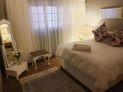 Ένα ή περισσότερα κρεβάτια σε δωμάτιο στο Shabbat Guest House and Spa, Hartbeespoort