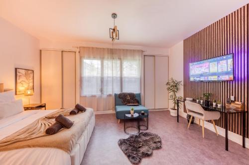 Μια τηλεόραση ή/και κέντρο ψυχαγωγίας στο Le Cosy - Free Parking - 2 min métro - 5 min Paris