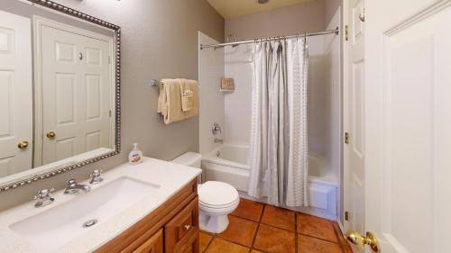 ein Bad mit einem Waschbecken, einem WC und einer Dusche in der Unterkunft Steel Bender Retreat #3293 in Moab